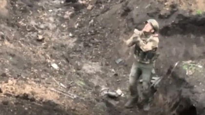 Momentul in care un soldat rus se preda unei drone ucrainene, in timp ce camarazii lui incearca sa-l omoare - VIDEO Momentul in care un soldat rus se preda unei drone ucrainene, in timp ce camarazii lui incearca sa-l omoare - VIDEO