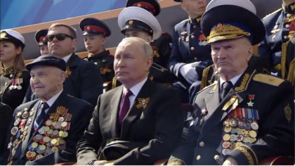 Putin, flancat de doi tortionari NKVD si KGB la parada de 9 mai. Unul din ei a participat la anihilarea rezistentei ucrainene in 1944