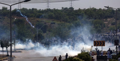 Imagini dramatice intr-o tara cu arme nucleare: Armata pakistaneza a iesit pe strazi sa suprime protestele fata de arestarea fostului premier Imran Khan - VIDEO Imagini dramatice intr-o tara cu arme nucleare: Armata pakistaneza a iesit pe strazi sa suprime protestele fata de arestarea fostului premier Imran Khan - VIDEO