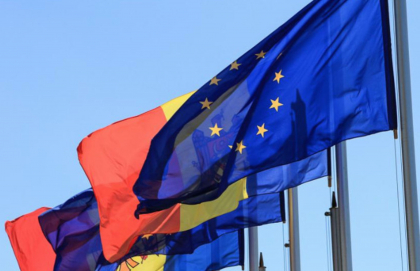 Drapelul UE va fi arborat pe edificiile tuturor primariilor din tara, in contextul summitului Comunitatii Politice Europene 