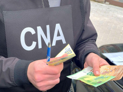 Un barbat din Comrat, retinut de ofiterii CNA si procurorii anticoruptie, intr-un dosar de trafic de influenta - FOTO
Un barbat din Comrat, retinut de ofiterii CNA si procurorii anticoruptie, intr-un dosar de trafic de influenta - FOTO