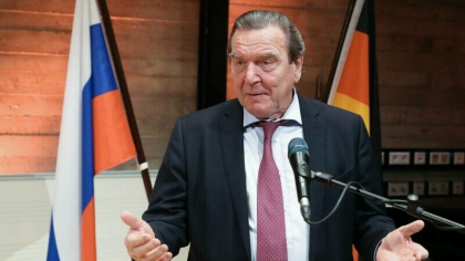 Scandal in Germania. Fostul cancelar Gerhard Schroder, aspru criticat pentru participarea la un eveniment la Ambasada Rusiei