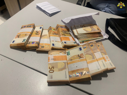 Un moldovean, pasager al cursei Dublin - Chisinau a incercat sa intre in tara cu 57 de mii de euro nedeclarati, pe Aeroportul International Chisinau - FOTO