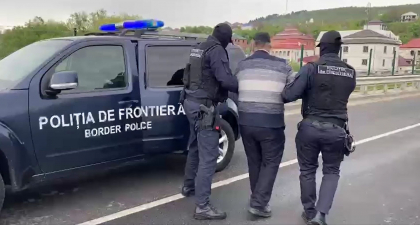 Politistii de frontiera au asigurat tranzitul unui cetatean al Israelului, condamnat la 20 de ani pentru viol - VIDEO Politistii de frontiera au asigurat tranzitul unui cetatean al Israelului, condamnat la 20 de ani pentru viol - VIDEO
