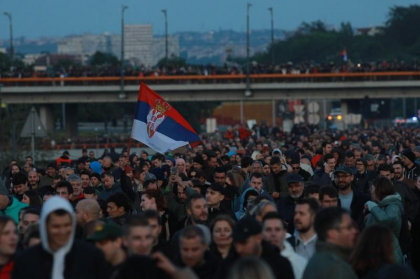 Mii de sarbi au protestat dupa atacurile armate. Oamenii au blocat un bulevard si o autostrada. Ce au cerut protestatarii - VIDEO Mii de sarbi au protestat dupa atacurile armate. Oamenii au blocat un bulevard si o autostrada. Ce au cerut protestatarii - VIDEO