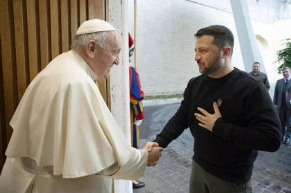 Zelenski i-a facut cadou Papei Francisc o icoana pictata pe o vesta antiglont - VIDEO Zelenski i-a facut cadou Papei Francisc o icoana pictata pe o vesta antiglont - VIDEO