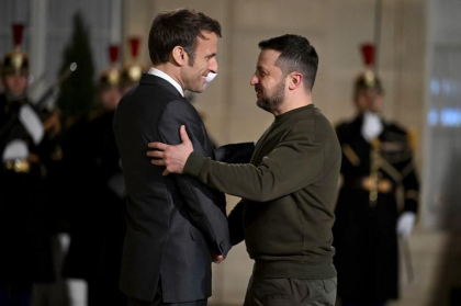 Zelenski a ajuns in Franta, pentru o cina cu „prietenul” Macron, intr-un adevarat tur european - VIDEO Zelenski a ajuns in Franta, pentru o cina cu „prietenul” Macron, intr-un adevarat tur european - VIDEO