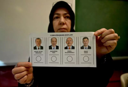 Momentul in care un alegator a observat ca la coada, in spatele lui, sta insusi Erdogan, asteptand sa voteze Momentul in care un alegator a observat ca la coada, in spatele lui, sta insusi Erdogan, asteptand sa voteze