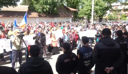 Membrii si simpatizantii partidului SOR au protestat din nou in fata Curtii Constitutionale. Politia anunta ca au fost gasite obiecte interzise la unii participanti - FOTO Membrii si simpatizantii partidului SOR au protestat din nou in fata Curtii Constitutionale. Politia anunta ca au fost gasite obiecte interzise la unii participanti - FOTO