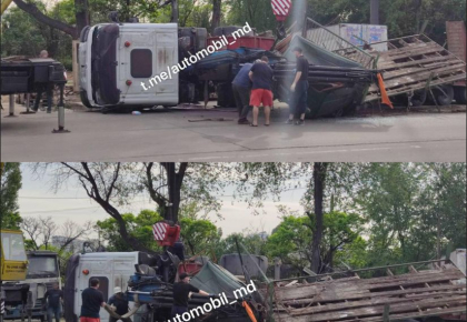 Accident in capitala, dupa ce un tir s-a rasturnat: traficul in zona este blocat. Nicio persoana nu a fost ranita - FOTO Accident in capitala, dupa ce un tir s-a rasturnat: traficul in zona este blocat. Nicio persoana nu a fost ranita - FOTO