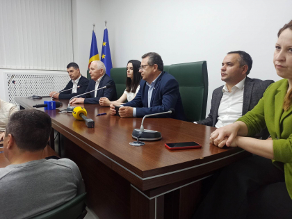 Adunarea Populara a Gagauzie a votat unanim sustinerea deciziei CEC de la Comrat privind recunoasterea rezultatelor alegerilor pentru functia de bascan - VIDEO Adunarea Populara a Gagauzie a votat unanim sustinerea deciziei CEC de la Comrat privind recunoasterea rezultatelor alegerilor pentru functia de bascan - VIDEO