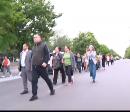 Tensiune in Autonomia Gagauza: Reprezentantii partidului SOR nu permit scoaterea din sediul Comisiei Elecotrale Centrale a listelor electorale Tensiune in Autonomia Gagauza: Reprezentantii partidului SOR nu permit scoaterea din sediul Comisiei Elecotrale Centrale a listelor electorale