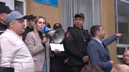 Vezi ce se intampla la CEC din Gagauzia unde mascatii fac perchezitii
Vezi ce se intampla la CEC din Gagauzia unde mascatii fac perchezitii