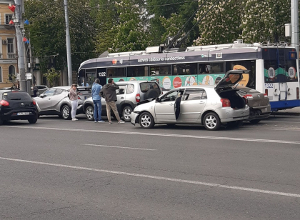 Accident in lant in urma cu putin timp. Patru masini s-au ciocnit pe bulevardul Stefan cel Mare 