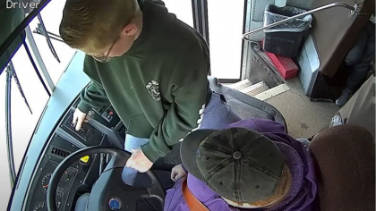 Momentul in care un elev de clasa a 7-a din SUA si-a salvat colegii dupa ce soferul autobuzului scolar a lesinat la volan - VIDEO 