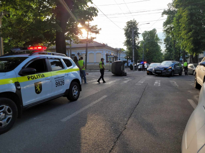 Trei masini au fost implicate intr-un accident in capitala. Un sofer a avut nevoie de ingrijiri medicale - FOTO