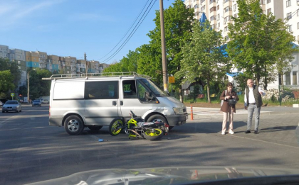 O masina si o motocicleta s-au ciocnit azi dimineata in capitala. Nicio persoana nu a fost ranita - FOTO