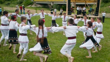 Etnicii romani din Ucraina cer Kievului sa renunte definitiv la sintagma „limba moldoveneasca”, la fel ca Republica Moldova Etnicii romani din Ucraina cer Kievului sa renunte definitiv la sintagma „limba moldoveneasca”, la fel ca Republica Moldova