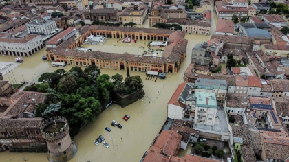 Inundatiile devastatoare din Italia. Bilantul mortilor a crescut la cel putin 13. Apa a purtat un trup neinsufletit 20 de kilometri Inundatiile devastatoare din Italia. Bilantul mortilor a crescut la cel putin 13. Apa a purtat un trup neinsufletit 20 de kilometri