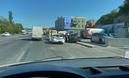 Doua masini si un microbuz - puternic avariate, dupa ce s-au lovit pe o strada din Chisinau. Imagini de la locul accidentului - FOTO