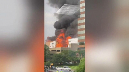 Incendiu masiv intr-un bloc in constructie din statul american Carolina de Nord. Doua persoane sunt date disparute