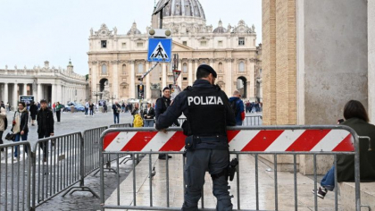 Un barbat a trecut cu masina printr-o poarta a Vaticanului si a condus haotic prin curtile interioare. A fost oprit cu focuri de arma Un barbat a trecut cu masina printr-o poarta a Vaticanului si a condus haotic prin curtile interioare. A fost oprit cu focuri de arma