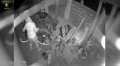 O femeie de 34 ani, anchetata pentru ca a furat o geanta dintr-un magazin si o bicicleta. Cum a actionat - VIDEO