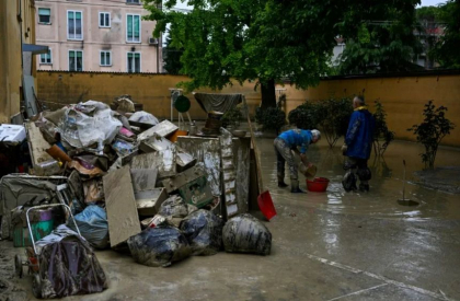 „I-am spus fiului meu ca este un joc si ca trebuie sa se urce cat mai sus”. Marturie din Italia, unde inundatiile au ucis 14 oameni