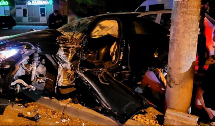 Accident grav in capitala. Un bot de fiare, asta a mai ramas dintr-un BMW, dupa ce s-a lovit cu o alta masina, iar apoi a ajuns intr-un pilon. Soferul bolidului - transportat la spital - FOTO 