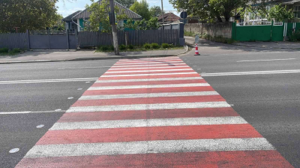 O trecere de pietoni din localitatea Peresecina - securizata suplimentar cu butoane fotovoltaice incorporate: Va spori atentia soferilor pe timp de noapte - FOTO 