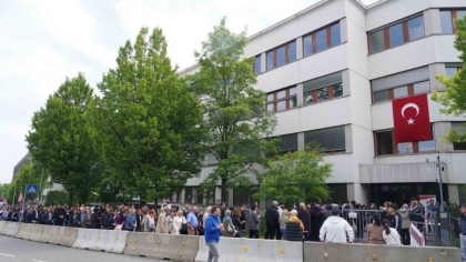 Turcii din strainatate au inceput sa voteze in turul al doilea al alegerilor prezidentiale Turcii din strainatate au inceput sa voteze in turul al doilea al alegerilor prezidentiale
