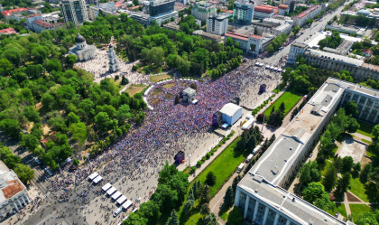 Cetatenii prezenti la Adunarea „Moldova Europeana” au votat o Rezolutie, prin care au afirmat aspiratia tarii noastre de a deveni membru al UE. Ce cer acestia clasei si partidelor politice - FOTO 