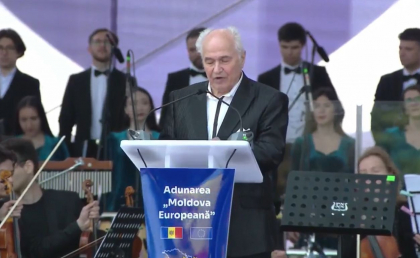 „Trebuie sa mergem dupa traseul soarelui, de la vest spre est.” Maestrul Eugen Doga de pe scena din Piata Marii Adunari Nationale „Trebuie sa mergem dupa traseul soarelui, de la vest spre est.” Maestrul Eugen Doga de pe scena din Piata Marii Adunari Nationale