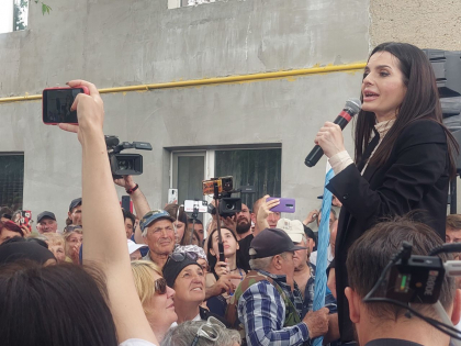 Prima reactie a Evgheniei Gutul, candidatul partidului Sor, dupa ce a fost numita bascan in UTA Gagauzia: i-a fost oferit un buchet de flori, iar ea le-a multumit lui Sor si Tauber - FOTO/VIDEO