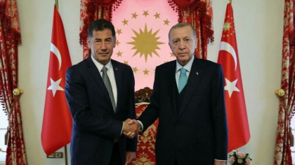 Alegeri in Turcia. Sinan Ogan, candidatul de pe locul trei, si-a exprimat sustinerea pentru Erdogan in turul doi Alegeri in Turcia. Sinan Ogan, candidatul de pe locul trei, si-a exprimat sustinerea pentru Erdogan in turul doi