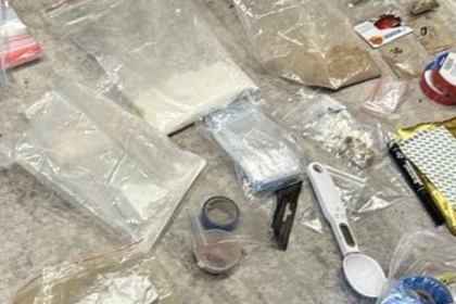 Droguri de 1,5 milioane lei descoperite la un tanar de 18 ani. Acesta era membru al unui grup criminal organizat, in care activa in calitate de curier si depozitar al drogurilor Droguri de 1,5 milioane lei descoperite la un tanar de 18 ani. Acesta era membru al unui grup criminal organizat, in care activa in calitate de curier si depozitar al drogurilor