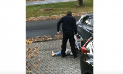 Gestul unui tata care a impartit internetul in doua tabere. Barbatul este acuzat de abuz asupra copilului - VIDEO Gestul unui tata care a impartit internetul in doua tabere. Barbatul este acuzat de abuz asupra copilului - VIDEO