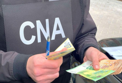 Perchezitii la Edinet. Sase persoane - banuite ca ar fi intermediat primirea si transmiterea banilor intr-o schema de coruptie cu permise de conducere Perchezitii la Edinet. Sase persoane - banuite ca ar fi intermediat primirea si transmiterea banilor intr-o schema de coruptie cu permise de conducere