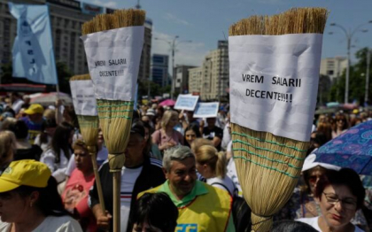 Circa 15.000 de romani participa la mitingul profesorilor de la Bucuresti. Sute de elevi s-au alaturat protestului: „Romania, trezeste-te! Fara educatie moare orice natie!” - FOTO/VIDEO 