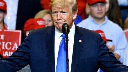 Procurorii au dovezi ca Donald Trump pastra la vedere documente clasificate si uneori le-a aratat oamenilor