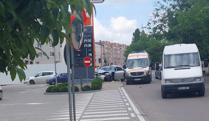 Accident la Durlesti. O femeie a ajuns la spital, dupa ce masina in care se afla s-a lovit in panoul informativ al unei statii PECO - FOTO 