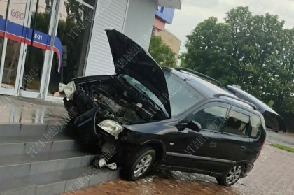 Accident in stanga Nistrului. Un tanar - transportat la spital, dupa ce i s-a facut rau si a ajuns cu masina pe scarile unui magazin - FOTO 