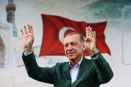 Rezultatele alegerilor din Turcia: Erdogan, aflat la putere de doua decenii, obtine al treilea mandat de presedinte cu peste 52% din voturi
Rezultatele alegerilor din Turcia: Erdogan, aflat la putere de doua decenii, obtine al treilea mandat de presedinte cu peste 52% din voturi