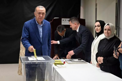 Erdogan a impartit bani sustinatorilor sai la iesirea din sectia de vot - VIDEO 