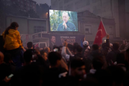 Erdogan isi declara victoria. Urcat pe un autobuz de campanie, la Istanbul, le multumeste oamenilor pentru „festivalul democratiei” - VIDEO Erdogan isi declara victoria. Urcat pe un autobuz de campanie, la Istanbul, le multumeste oamenilor pentru „festivalul democratiei” - VIDEO