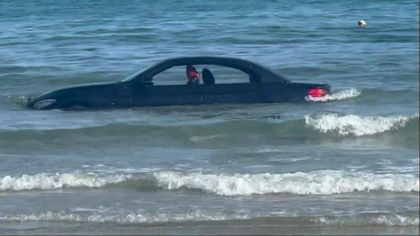 Un sofer de BMW care si-a parcat masina pe plaja a gasit-o luata de valuri la scurt timp: „Nu poti parca acolo”