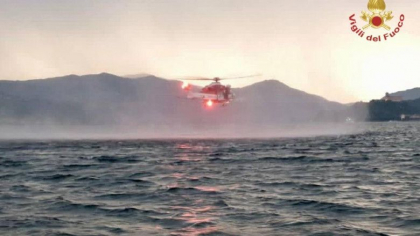 Doi morti si doi disparuti dupa ce o ambarcatiune s-a scufundat pe Lacul Maggiore din Italia. Oamenii sarbatoreau o zi de nastere - FOTO 