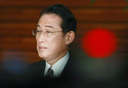 Premierul Japoniei si-a demis propriul fiu din postul de secretar, dupa o petrecere scandaloasa
Premierul Japoniei si-a demis propriul fiu din postul de secretar, dupa o petrecere scandaloasa