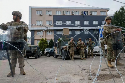 Fortele NATO de mentinere a pacii pazesc patru primarii din Kosovo de sarbii furiosi pe edilii albanezi care au castigat alegerile dupa o prezenta la vot de 3,5% - VIDEO 