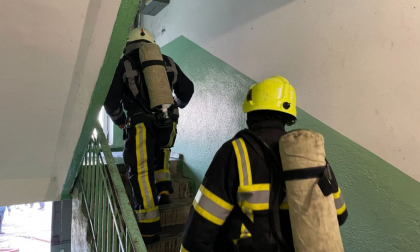 Incendiu in capitala. Balconul unui apartament - cuprins de flacari. Patru echipe de pompieri au intervenit, iar un barbat a fost evacuat din locuinta